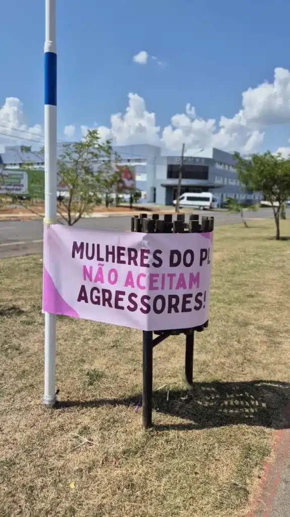 Ausência de Pivetta e faixas de repúdio à violência doméstica marcam evento do PL Mulher em Sorriso 3 32f0b9d2 dc31 4e0b 9051 63b67709b2d1 576x1024 1